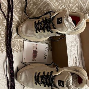 VEJA DEKKAN ALVOMESH IN NATURAL WHITE SIZE 8 US